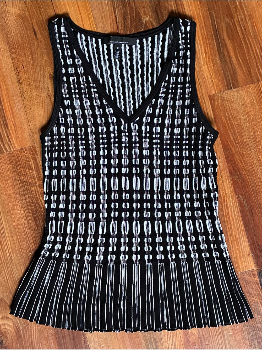 White House Black Market Black & White Patterned Fit & Flare Sleeveless V-Neck M